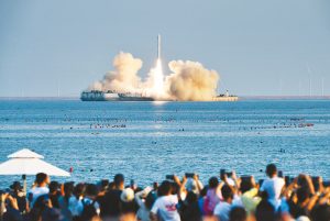 9月5日17时34分，中国呼和浩特卫星发射中心在山东海阳及左近海域，用谷神星一号海射型火箭，将天启星座21~24号卫星顺利送入预约轨路，发射工作获得圆满成功。其中，第21号卫星定名为“岳阳高新一号”。记者张大岗摄